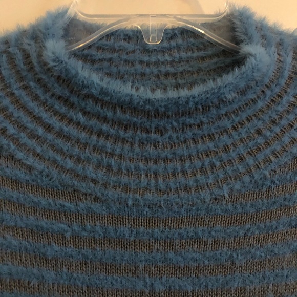 NWOT CHICOS Size 2 Zenergy Striped Mock-Neck Pullover - Picture 3 of 6